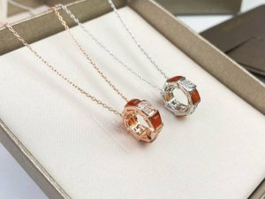 宝格丽Bvlgari 红玛瑙间隔镶钻蛇骨吊坠项链 红玛瑙与钻相间 尽显格调原单打造 高端定制 亚金电镀18K玫瑰金、白金 宝家经典蛇纹造型搭配原版扣头 工艺精细