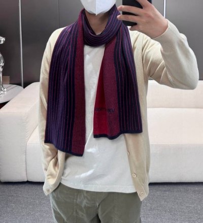 新款到！年Lv爆款上新 高端男士围巾 经典格纹提花 独家牛货 具有超高羊绒品质才会被此品牌青睐这种精品是市场上及其少见的围巾针织，低调奢华的配色，非常柔软舒适，