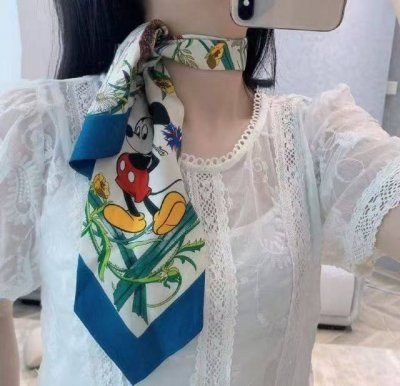 米奇形象为这真款丝领结添增灵动之气，领采结用风景画图案，呈现出动人泊湖和缤纷水鸟。为致敬国中新年，富有传奇彩色的迪士尼经典形象以色彩印花、刺绣贴饰或提花案图的形