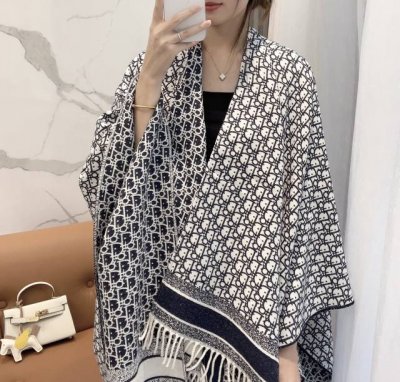 字母重叠 Dior 迪奥cd提花logo印花大方巾围巾披肩毛毯三用，材质:57%克什米尔进口羊绒 43%羊毛面料 尺寸:140*140Cm，超级惊艳的一款！超唯