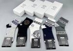 特 Versace 范思哲新品男款袜子 一盒五双 纯棉材质织造 超柔软舒适 提花经典美人头字母 完全彰显该品牌男士的低调奢华风格 Ins超火爆小单品 大牌出街