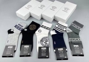 特 Versace 范思哲新品男款袜子 一盒五双 纯棉材质织造 超柔软舒适 提花经典美人头字母 完全彰显该品牌男士的低调奢华风格 Ins超火爆小单品 大牌出街