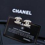 Chanel米粒珍珠耳钉 非常Classical的一个系列] 真正的断货王 独特珍珠立体设计全字母镶珍珠 美爆啦