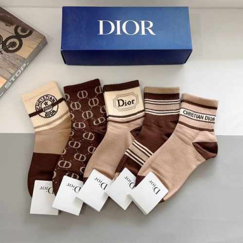 配包装 一盒5双 Dior 迪奥 新款字母罗口中筒袜子！爆款字母专柜同步中筒袜，大牌出街，潮人必备超好搭