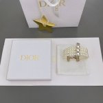 高品质 细节如图 D 多镜面双层珍珠手链 Z 6200，太绝太美太仙啦一眼心动的设计！墙裂安利！D超级少见的风格四层珍珠设计！比较宽版的设计感！上手更显手腕纤细