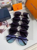 新款品牌：路易威登Lv 原单品质男女同款偏光太阳镜 材质：高清宝丽来偏光镜片、进口合金印字Logo镜腿。小框精致太阳镜看细节就知道大师手工制作设计，做工精致，高