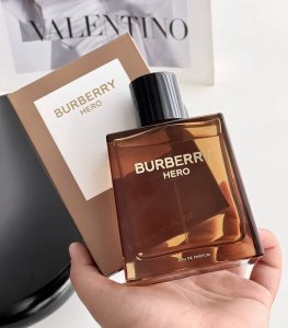 专柜品质 新品首发 Burberry博柏利Hero英雄香男士香水木质香持久留香！ 开篇：是纯粹的松针气息，展现的是游刃有余的利落感，朝气十足！过渡到中调安息香，