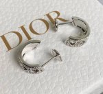 My Dior 迪奥匠心呈献My Dior系列，经典藤格纹图案回归珠宝，金线巧妙铺陈交织，打造精妙绝伦的艺术细节