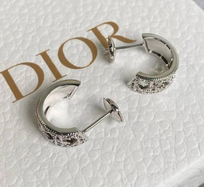My Dior 迪奥匠心呈献My Dior系列，经典藤格纹图案回归珠宝，金线巧妙铺陈交织，打造精妙绝伦的艺术细节