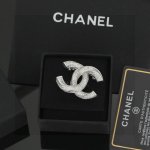 小香 Chanel 火爆 胸针 最高代购级别 最具味道的满钻胸针Brooch 实物赞爆了 随便你想别哪里 别外套 西装 鞋子 领口 帽子 你能想象得到 它都能给