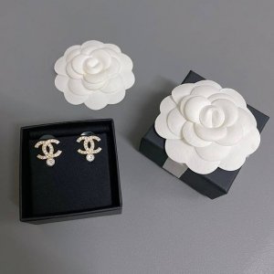 我们出品 香双C单钻耳钉 ZP3300 现H现H现H珍惜 全网独家首发 手工坊这期真的太绝了非常经典 很有Vintage的味道 太太太具收藏价值了而且我们出品可
