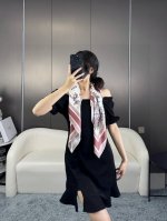 160 品名: 墨西哥花朵 面料：真丝 尺寸：90*90 颜色： 蓝色 粉色 绿色 这款白色方巾饰以彼得罗·鲁福 (Pietro Ruffo) 设计的淡粉色 M