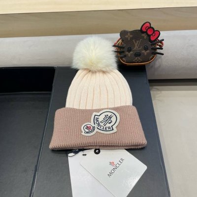 蒙口双标logo。针织毛线帽！小姐姐的冬日最爱～随便搭配什么衣服都好看！又减龄又显可爱的一款～颜色很多，随心百搭～毛球配的是筛选过的真狐狸毛球！而不是市面上那种