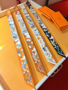 phms2261 爱马仕 云间万象 Twilly小丝巾 以洋溢欢欣气息的图案 令人沉醉于层云 卷云和积雨云的曼妙舞蹈之中 那是一条长着蝴蝶翅膀的鱼 这是一棵长在
