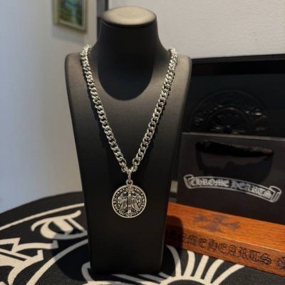 新款 专柜品质 Chrome Hearts克罗心经典复古十字花项链 圆牌十字架吊坠 凹凸造型不同的花纹设计风格 呈现出与众不同 十字架 童军花是克罗心的志 所以
