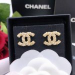 编号Xed0209 原单新品 Chanel小香珍珠双C米珠耳钉 高端品质 专柜1:1开模 专柜原版同黄铜材质 麻花高级925银针防过敏处理 重工重做 每个细节无
