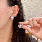 chanel香奈儿 中古 双C耳钉原版复刻Logo 小香家的款式真心无需多介绍每一款都超好看，精致大方，非常显气质.