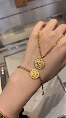 项链 手链 我们出品 Zp7670认准唯一一家真正购入Zp开发的量大咨询客Fu！ 本季必入爆款 Dior钱币项链 钱币Cd链条项链，超级无敌百搭，Zp一致五金黄