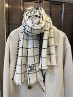 Chanel香奈儿2024系列货 专供vip产品 顶级苏格兰进口羊绒 纹路织法使围巾赋有弹性且柔软亲肤 无比的高贵优雅 知性的款式 简洁大气的设计 绝对的不是花