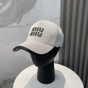 在Miu买到了本命帽子 棒球帽最能看出一款帽子的版型好坏 帽型真的可 戴上就脱不下来 百搭又经典 搭啥都不违和