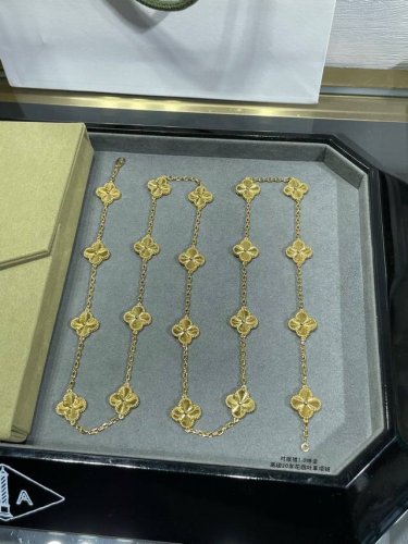 vca二十花镭射项链 Zp 000+ 精工纯银厚金电镀 Zp真正的菱形 龙虾扣 这是梵 雅宝所珍爱的设计风格 以灵动的美学唤起对自然生生不息的遐想 将不同材质和