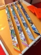 P60Phms2143 专柜同步爱马仕Wow束发带 图案以漫画形式展现爱马仕女性的风采 女主角乘坐跑车、乘骑骏马、滑着旱冰、骑着水上摩托 风驰电掣般穿越巴黎！无