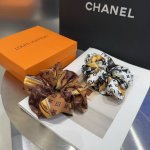 p 60配包装盒 louis Vuitton (路易威登)驴家新品发圈，经典Lv标志，简单大气，特别吸睛！超火爆小单品