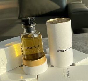 高品质 Lvmille Feux 闪耀香水100Ml 前调：覆盆子 香柠檬 中调：桂花 鸢尾花 藏红花 茉莉玫瑰 后调：皮革 鸢尾根广藿香檀香木 橡木苔 前调的