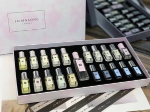 专柜品质 祖马龙香水中小样二十一件套珍藏版！全部最好的味道～Jo Malone 祖马龙的香水用法国古典药剂瓶装，以香味命名，这个香水套装最适合送情人，混搭香味，