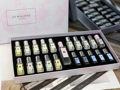专柜品质 祖马龙香水中小样二十一件套珍藏版！全部最好的味道～Jo Malone 祖马龙的香水用法国古典药剂瓶装，以香味命名，这个香水套装最适合送情人，混搭香味，