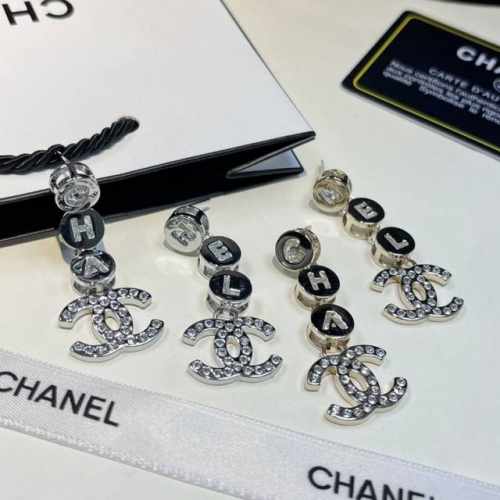 Chanel香奈儿施华洛晶钻流苏字母耳钉热销爆上新Chanl 24 镂空字母流苏金豆双C耳钉正面是镂空的字母设计露出背面的钻，侧面能看到里面有一排大水钻上面的金