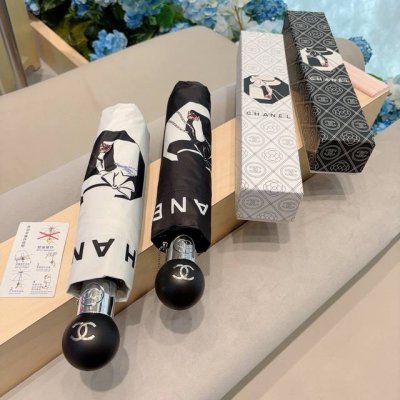 Chanel 香奈儿 三折自动折叠晴雨伞 集合香奈儿灵魂Logo为一体的设计风格高雅奢华 带在身上带来独特视觉效果 为伞而动 骄阳烈日下 有独家防晒科技 伞面选