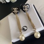 Chanel 流苏链条字母爱心双C耳钉火到炸裂，美到窒息，不买真心对不起自己原版专柜字印非常有高级感的一款耳钉，全部都是拿着Zp订制的，订制整个爱心的形状容易报