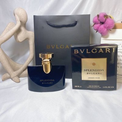 专柜品质 Bvlgari 宝格丽黑茉莉女士 夜茉莉香水100Ml 香 调 木质花香型 前 调 绿色树汁、栀子花瓣 中 调 阿拉伯茉莉花、杏仁 后 调 甘草、东加