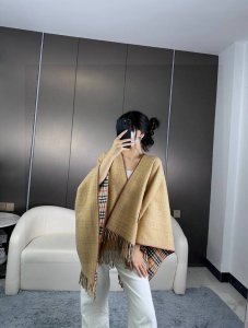 专柜官网同步发售 Burberry限量款斗篷披肩重磅 满满的都是细节打造 此款B格披风是巴宝莉秋冬限量新款 添加标志性格子和纯色双面设计 超大口袋的装饰 更具气