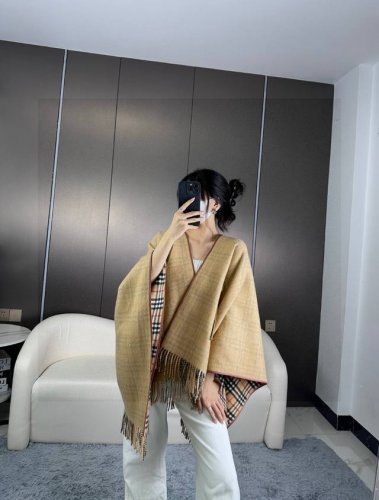 专柜官网同步发售 Burberry限量款斗篷披肩重磅 满满的都是细节打造 此款B格披风是巴宝莉秋冬限量新款 添加标志性格子和纯色双面设计 超大口袋的装饰 更具气
