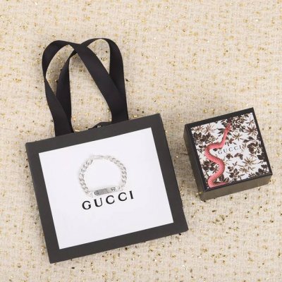202537 我们出品 量大咨询客Fu Gucci纯银链条手链；都是偏男性化的银饰，也算是给广大男同胞小小福利了。一般来说，男士首饰在材质上局限性比较大，黄金容
