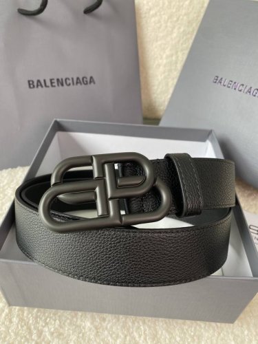 巴黎世家 Balenciaga 宽度3.5Cm 是法国的奢侈品牌，作为时尚界最具影响力品牌之一的地位。设计师源于：都市时尚潮流独特的设计风格，采用进口小牛皮制作