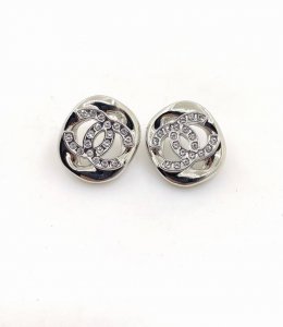 Chanel 最新款白金镂空方形耳钉 一致Zp黄铜材质