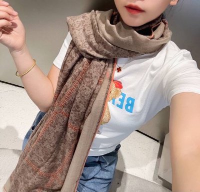 这款当之无愧的新款爆款，爱马仕单品，四边金属框打造极致奢华的大牌风，纯色配以两大创造师的经典Logo，低调中彰显着奢华，贯穿的金属丝线，更是给人一种心动的感觉，
