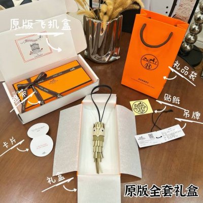 340 2025年 第一弹新款 爱马仕 猫头鹰挂件 原单精品 配送如图包装 爱马仕 Hermes猫头鹰 Chouette Charm 包包挂件 纯手工缝线制作