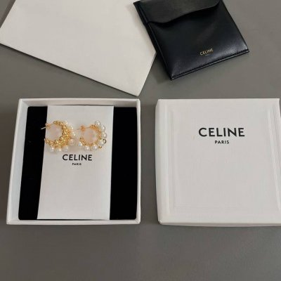 我们出品 C三排珠耳环 ，一句话，极简而不凡的作品，整个难度在于对整体留线条的掌握，两排金属珠大小分布排列，搭配一排珍珠点缀，且每一个角度都抛光精致完美非常重工