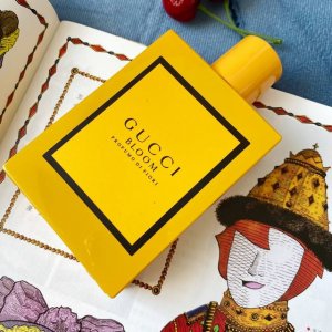 专柜品质 Gucci Bloom profumo Di Fiori的漆瓶与Gucci Bloom系列先前版本的外形设计相同 瓶身为亮黄色 灵感来自瓶内成分组合的