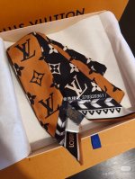专柜在售 摩登飘带 Lv Crafty Bi Color Bb 束发带秉承摩登美学解构历久弥新的 Monogram 图案，在迥异色彩间释放醒目格调，更有源自皮具