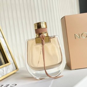 高品质/120 chloe蔻依小猪包浓香水75Ml！ 瓶身外形灵感来自人气小猪包Drew Bag,整体色系也呼应Chloe的经典色胭红粉去呈现现代女性温柔但又有