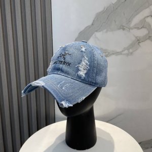 配防尘袋 始祖鸟 新款做旧破洞棒球帽 新款出货 大牌款超好搭配 赶紧入手