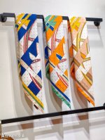 shms2493原单爱马仕90Cm真丝方巾采用斜纹真丝+手工卷边最前沿的工艺，柔软轻盈，佩戴方便。一年四季均可使用数量不多，趁早下单 本款规格：90X90Cm