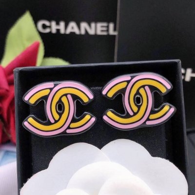 编号Xed0682 Ch*Nel最新款树脂彩色双C耳钉 一致Z批黄铜材质