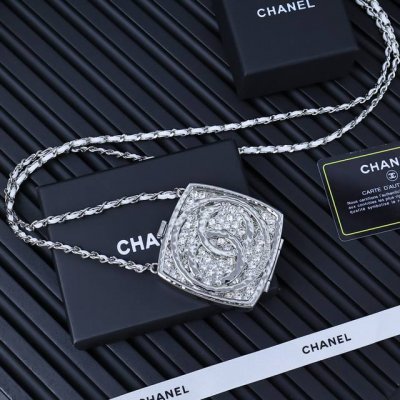 chanel 25早春系列钻石粉饼包闪闪惹人爱 圣诞限定香奈儿钻石粉饼包好闪惹人爱绝了 闪亮时尚魅力无穷实物真的比秀图看着美太多了钻石色彩和细节都很好地展示出来
