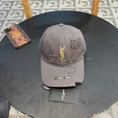 Ysl圣罗兰 专柜同款原单 字母烫印棒球帽 韩系风 一款简单休闲风的棒球帽 是牛仔的款式 减龄百搭 适配度很高 简单随性~ 字母刺绣部分也很精细 出街拍照拗造型